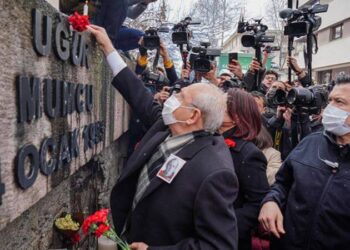 Kemal Kılıçdaroğlu, Uğur Mumcu’yu evinin önünde andı
