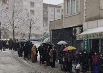Bursa’da kar altında ucuz ekmek kuyruğu
