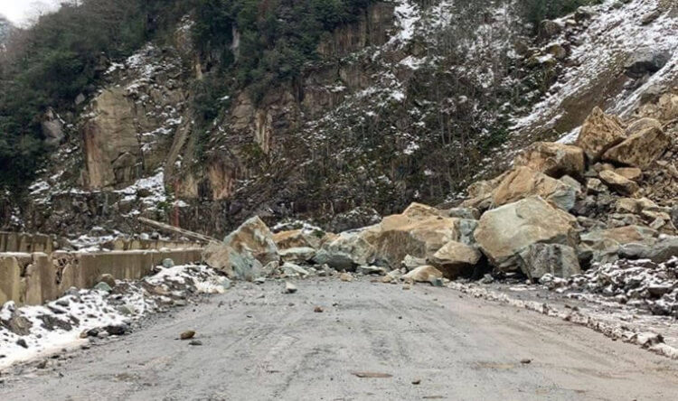 Artvin’de heyelan: 6 köy yolu ulaşıma kapandı