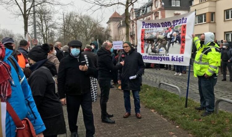 Almanya’da tekmeci Yusuf Yerkel’e karşı eylem düzenlendi