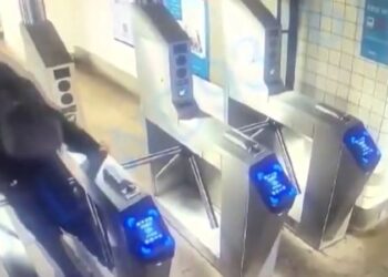 Metro turnikesinden atlamak isteyen kişi yaşamını yitirdi