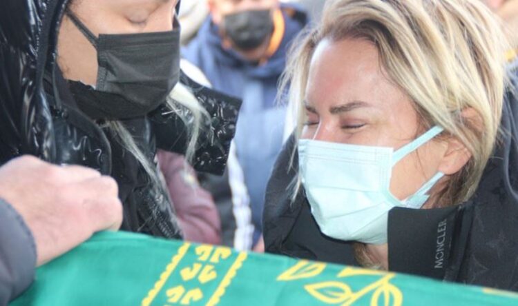 Ece Erken isim verdi, isyan etti