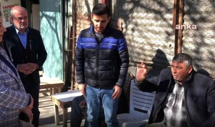 AKP’ye oy veren çiftçi, kafasını duvarlara vurdu