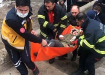 10 yaşındaki çocuğun yüzüne demir saplandı