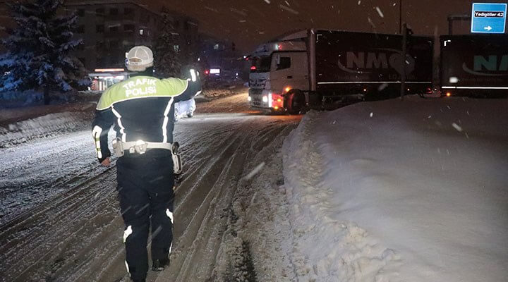 Kış lastiği veya zinciri olmayan araçların geçişine izin verilmeyecek