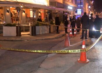 Sanatçı Teoman’ın da bulunduğu kafeye silahlı saldırı