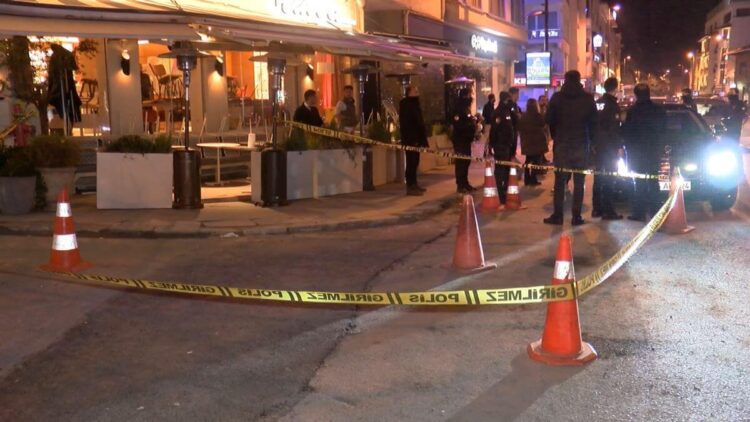 Sanatçı Teoman’ın da bulunduğu kafeye silahlı saldırı