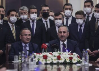 Notu dikkat çekti: İşte Abdulhamit Gül’ün istifa sonrası ilk fotoğrafı