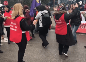 Farplas direnişi sürüyor: İşçilerden ‘Geççek’ şarkısı eşiğinde protesto