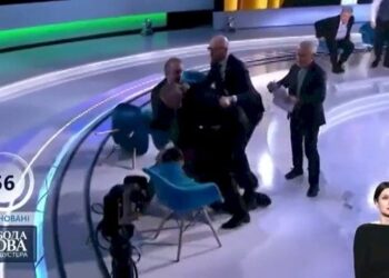 Gazeteci ile vekil canlı yayında tekme tokat kavga etti