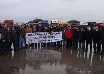 Zam protestosu: Kamyon ve TIR şoförleri kontak kapattı