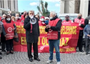 DİSK Emekli Sen kapatma kararını İzmir’de protesto etti