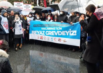 Sağlıkçılar beyaz grevde: Oyalama değil haklarımızı istiyoruz