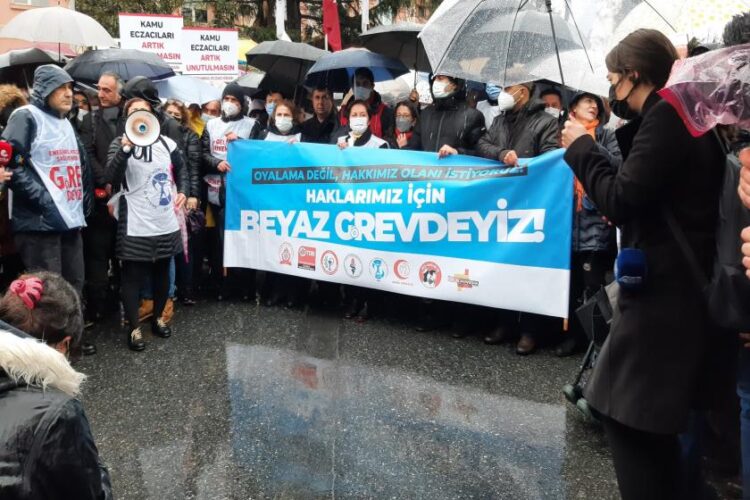 Sağlıkçılar beyaz grevde: Oyalama değil haklarımızı istiyoruz