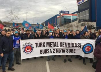 Profilsan’da 9 işçinin işten atılması üzerine Türk Metal Sendikası eyleme başladı