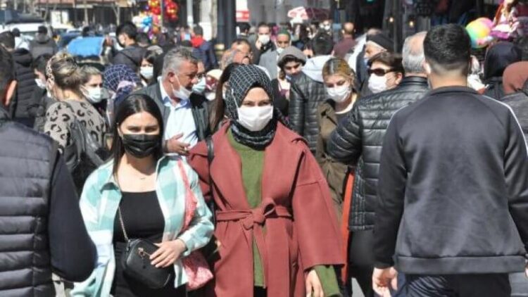 Maske zorunluluğu kaldırılıyor mu? Fahrettin Koca’dan açıklama