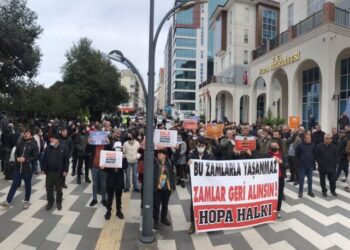 Hopa’da halk zamlara karşı sokağa çıktı, elektrik faturalarını yaktı