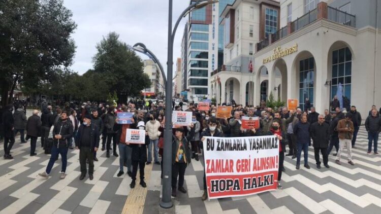 Hopa’da halk zamlara karşı sokağa çıktı, elektrik faturalarını yaktı