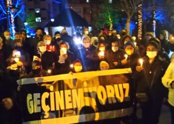 Kadınlardan zam eylemi: Mum yaktılar, faturaları yaktılar