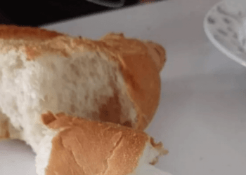 Ekmeğin içinden öyle bir şey çıktı ki… İkiye bölünce şaşkına döndü