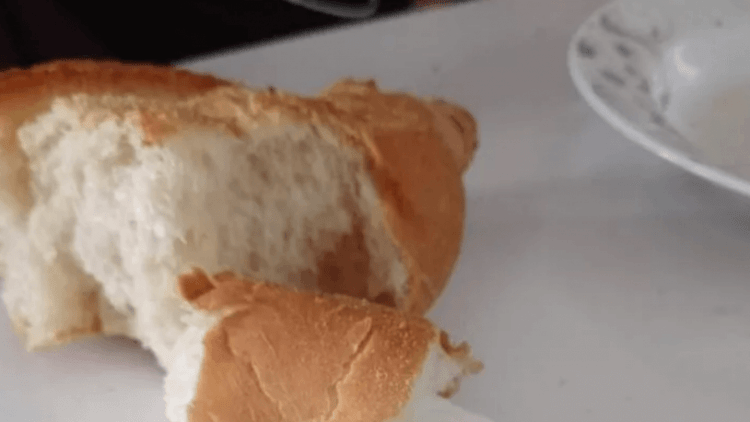 Ekmeğin içinden öyle bir şey çıktı ki… İkiye bölünce şaşkına döndü
