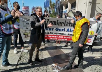 İzmir’de memurlar fatura yakarak hükümete tepki gösterdi