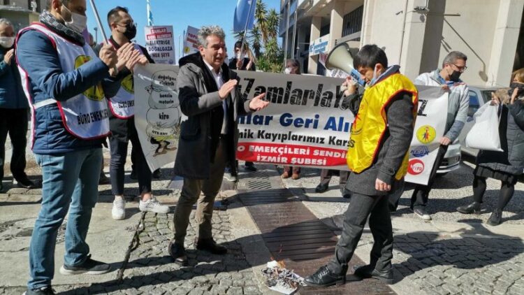 İzmir’de memurlar fatura yakarak hükümete tepki gösterdi