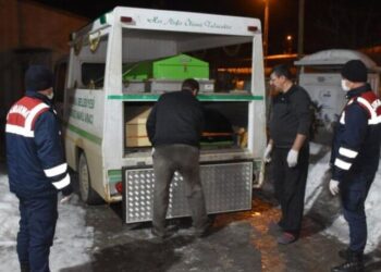 Baba evde parçalanmış, oğlu bahçede donmuş halde ölü bulundu!