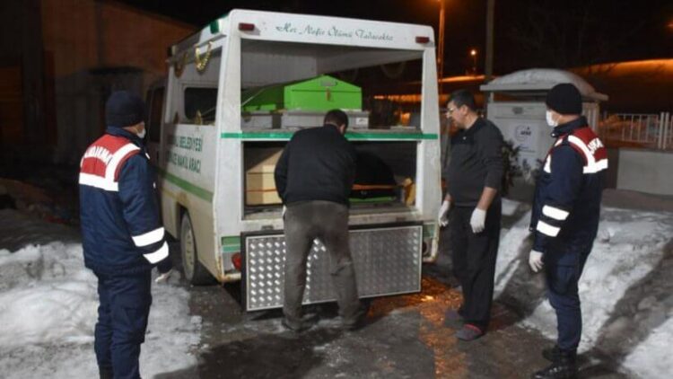 Baba evde parçalanmış, oğlu bahçede donmuş halde ölü bulundu!