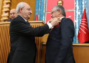 Kılıçdaroğlu rozeti taktı, belediye CHP’ye geçti