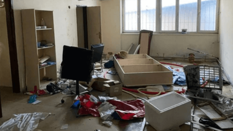 Madde bağımlısı kişiler aile sağlığı merkezini yağmaladı!