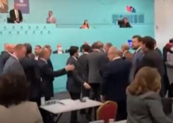 İSKİ Genel Kurulu’nda gerginlik: Meclis üyeleri birbirlerinin üzerine yürüdü