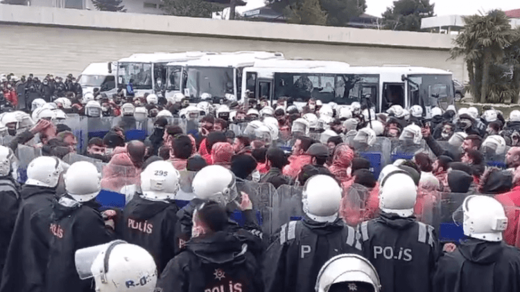 İşçiler MİGROS patronunun evinin önünde gözaltına alındı