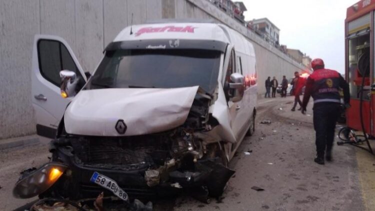 İşçi servisi, otomobil ile çarpıştı; yaralılar var