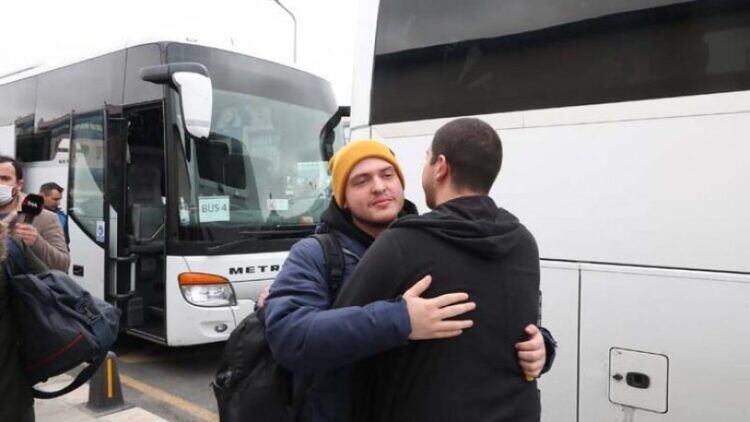 Ukrayna’dan gelen ilk kafile İstanbul’a ulaştı