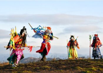 Çin’in Longli ilçesindeki yerel opera topluluğunun renkli gösterisi