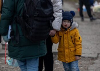 Rusya-Ukrayna çatışmasından kaçan binlerce kişi Polonya sınırını geçti