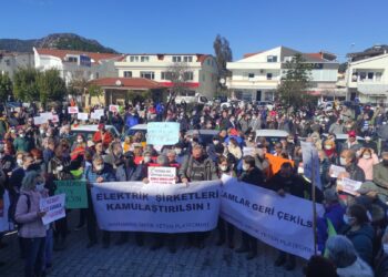 Marmaris’te yurttaşlar ‘Yuh yuh’ şarkısıyla zamları protesto etti