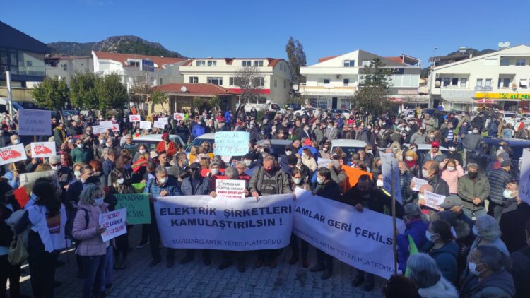 Marmaris’te yurttaşlar ‘Yuh yuh’ şarkısıyla zamları protesto etti