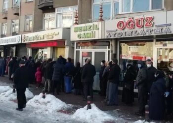 Konya’da ucuz yağ kuyruğu: 10 liralık indirim için saatlerdir bekliyoruz