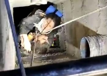 Yolda yürüyen kadın kanalizasyon çukuruna düştü