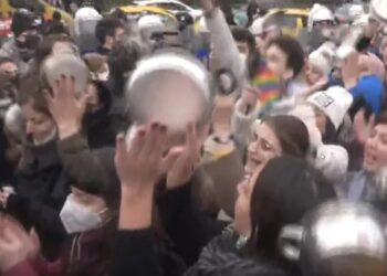 Kadınların zam protestosuna polis engeli