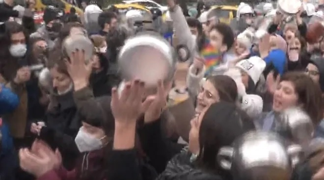 Kadınların zam protestosuna polis engeli