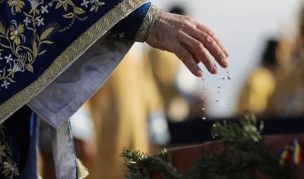 Yanlış kelime kullandı, 20 yıldır yaptığı vaftizler iptal edildi