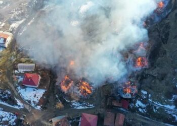 Kastamonu’da bir köy alevlere teslim oldu