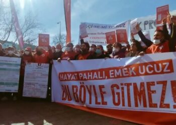 DİSK eylem yaptı: “Kurtuluş yok tek başına ya hep beraber ya hiçbirimiz”