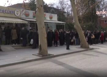 Ankara’da ucuz yağ kuyruğu: ’42 sene geçti hala kuyruktayız’