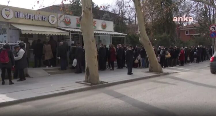 Ankara’da ucuz yağ kuyruğu: ’42 sene geçti hala kuyruktayız’