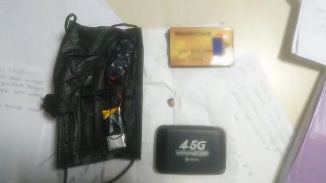 Ehliyet sınavında maske içinde düzenekle kopya çekmiş