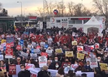 Kadıköy’de ‘Geççek’ şarkısı eşliğinde ‘Geçinemiyoruz’ eylemi